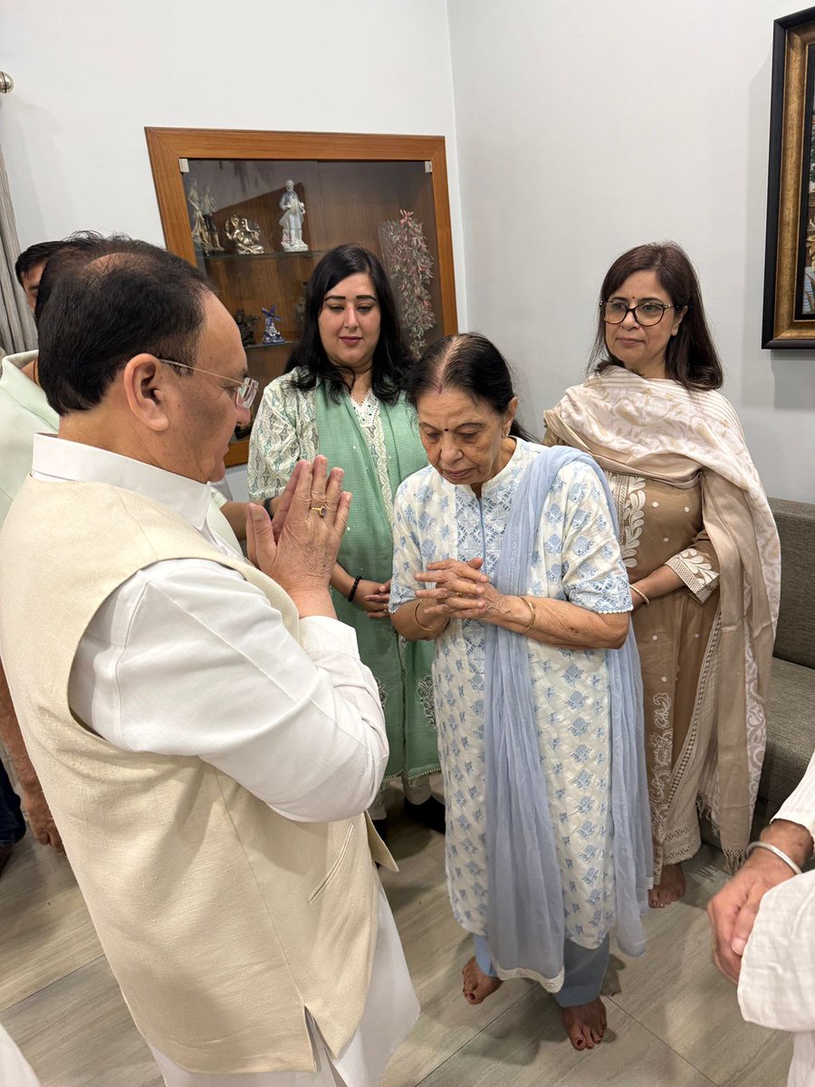 BJP4India's tweet photo. भाजपा राष्ट्रीय अध्यक्ष एवं केंद्रीय मंत्री श्री @JPNadda ने आज दिल्ली में भारतीय जनसंघ एवं भाजपा के वरिष्ठ नेता प्रो. विजय कुमार मल्होत्रा जी की पार्थिव देह के अंतिम दर्शन कर श्रद्धांजलि अर्पित की एवं शोक संतप्त परिजनों से भेंट कर अपनी संवेदनाएं व्यक्त की। https://t.co/hQPVHLLMn6