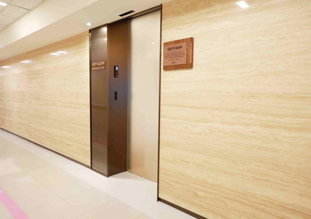 Kpop_Herald's tweet photo. Severance Hospital in Seoul officially opened the Min Yoongi Treatment Center on Sept 30, named after @BTS_twt’s #SUGA. He previously donated 5 billion won in June to establish a treatment center dedicated to children with autism spectrum disorder. The center introduced the music-based "MIND (Music-Interaction-Network-Diversity)" program, which blends art and therapy to enhance communication and social development under expert guidance. 
Photo credit: Severance Hospital
#SUGA #BTS #BTSSUGA #AgustD #MINYOONGICENTER