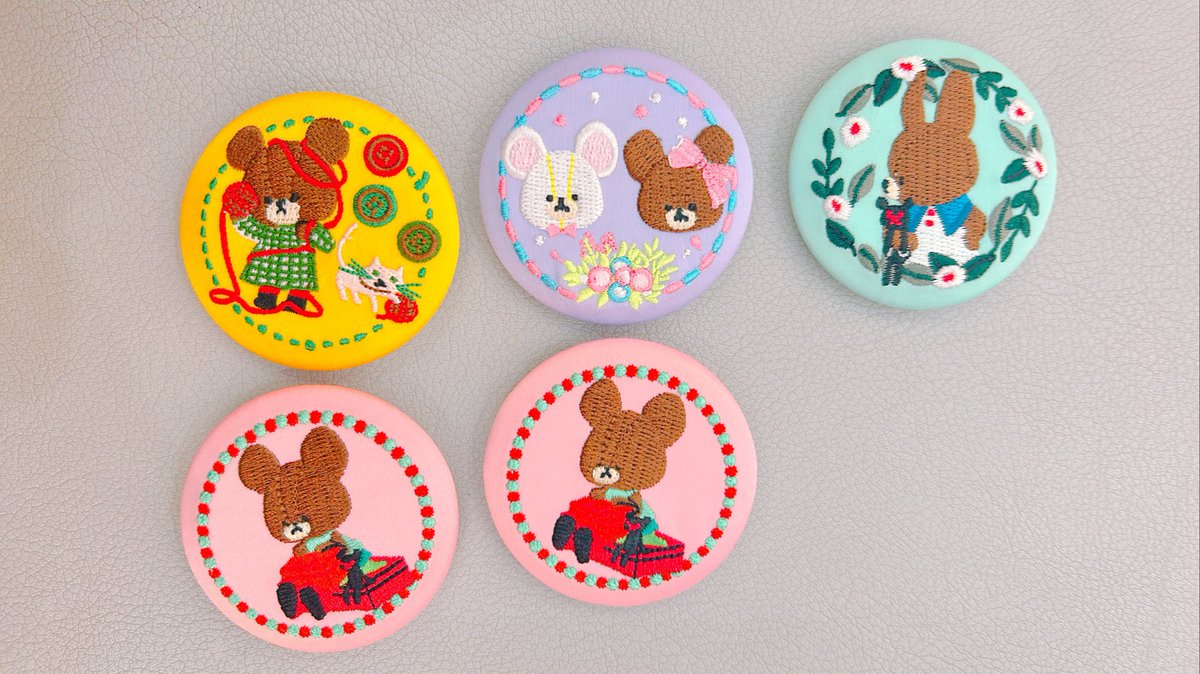 redx_04_'s tweet photo. くまのがっこう刺繍缶バッジ　交換

求⇨写真１枚目

譲⇨写真２枚目

お心当たりのある方よろしくお願いします🙇‍♀️ https://t.co/g0SVIIq9Kz