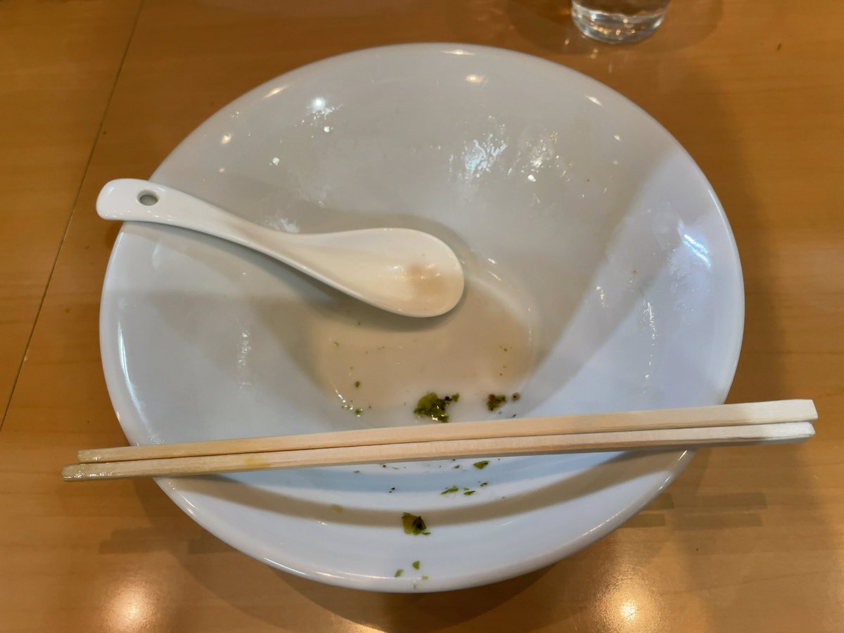 本八幡 魂麺で焼きあごとあおさのりの塩ラーメン（味玉のせ）を頂く。スープは山西さんの様に上品な（本人談）仕上がり。喉越しの良い稲庭麺のおかげですする時に海苔の風味が際立つ。美味しく頂きました。 #魂麺 #本八幡