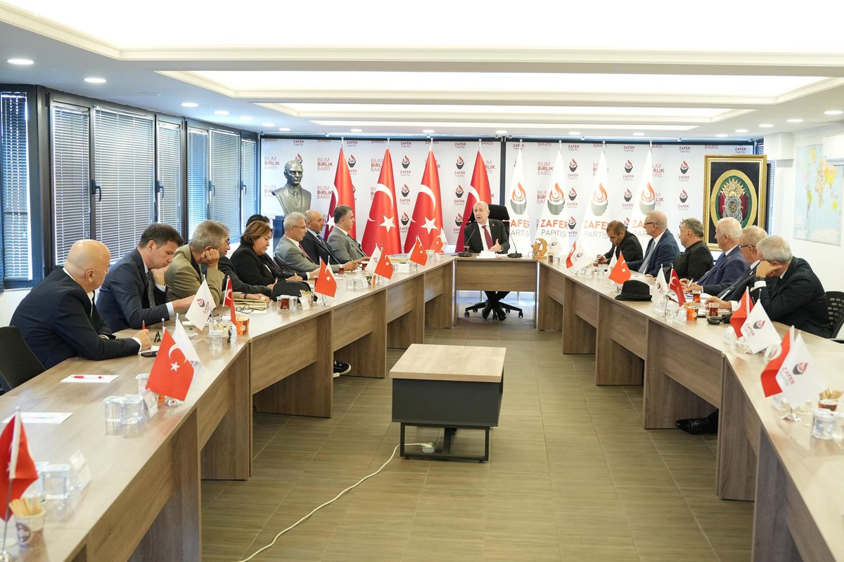 Zafer Partisi Ekonomi Konseyi 29 Eylül 2025 tarihinde toplanmıştır. Zafer Partisi Ekonomi Konseyi’nde ele alınan ve üzerinde mutabık kalınan konular aşağıda kamuoyunun bilgisine sunulur;
 
1. Hazine ve Maliye Bakanlığınca rayiç bedellerinin fahiş oranda artırılması ile planlanan