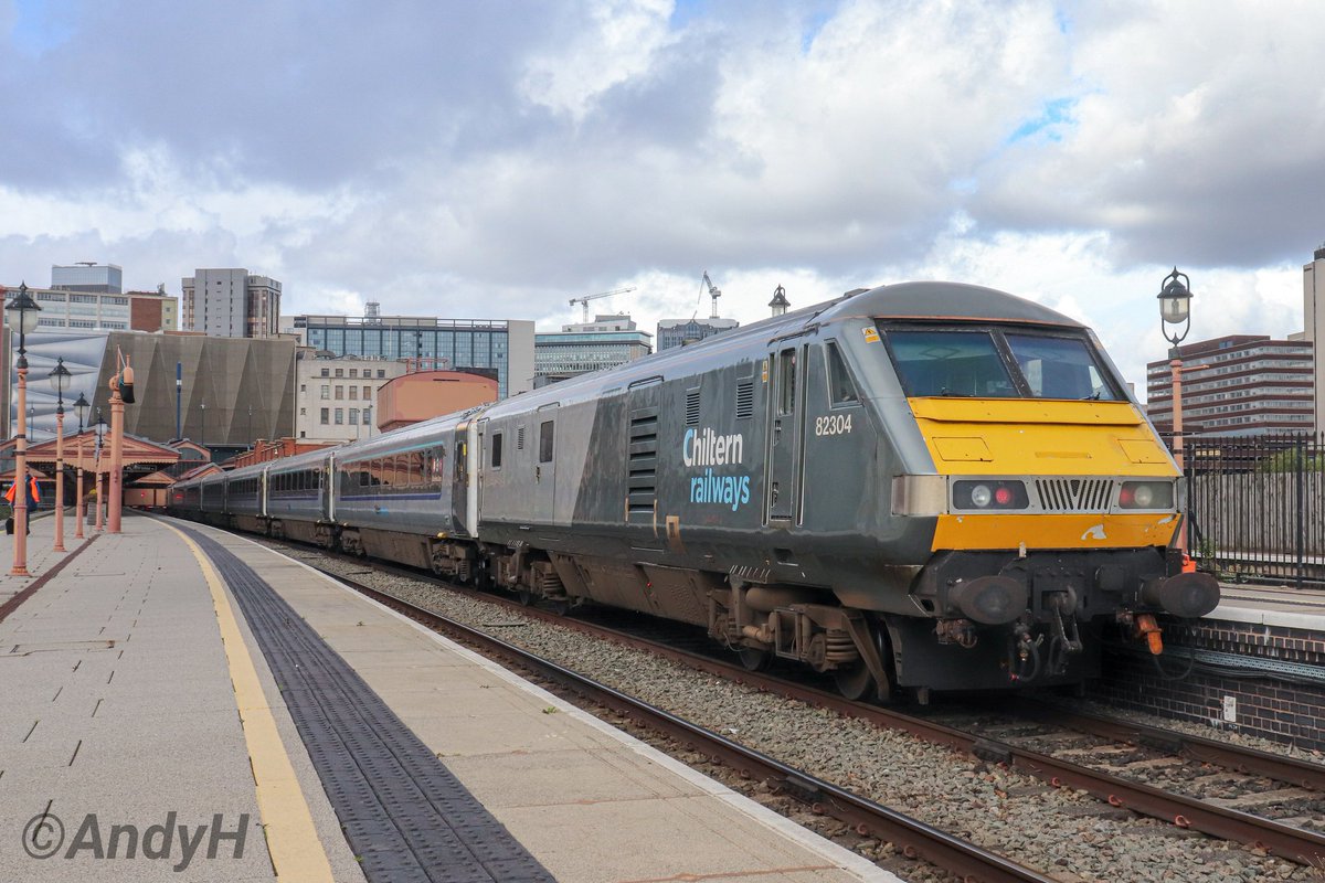 holtona72's tweet image. #DVTTuesday While the #ChilternRailways 68s will see other work after the introduction of the mk5 sets, i guess it will be the end of the road for the mk3 DVTs, AKA the hellfire #Class82 😉 
Here's 82304 at Birmingham Moor Street &amp;amp; Banbury &amp;amp; 82305 at Leamington Spa all on 11/9/25