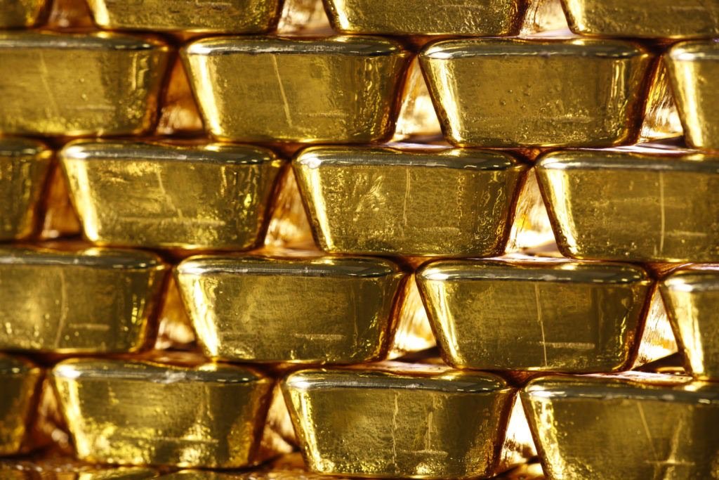 KShevchenkoReal's tweet image. 🪙Gold has soared to a record $3,853 an ounce, rising 45% since the start of the year — well ahead of #Bitcoin’s 5% gain and the Dow Jones’s 9%. Fueled by wars, political #crises, and eroding trust in the dollar, investors are turning to the oldest hedge against uncertainty:…