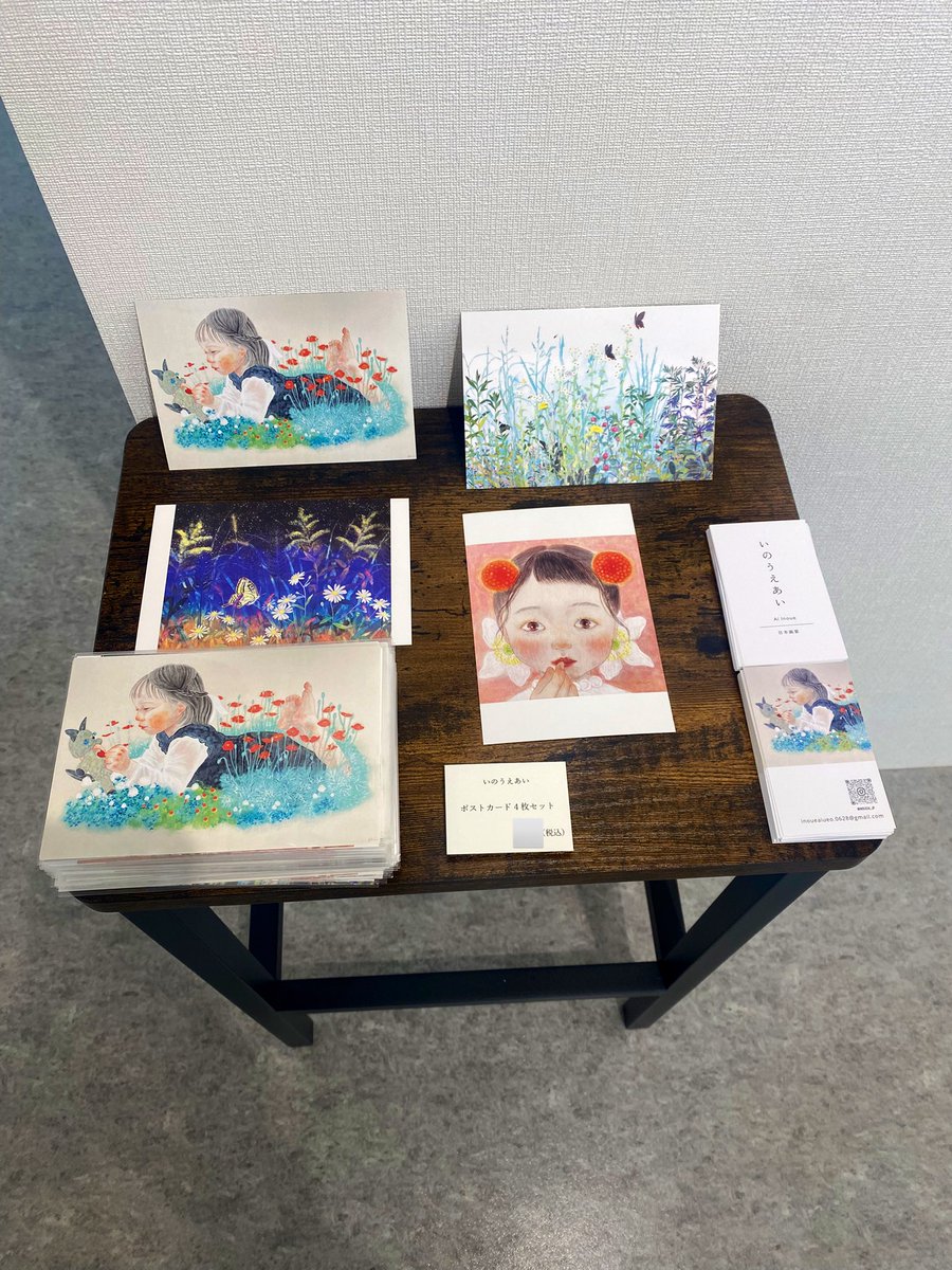 今日は初日ということもあり作家さんがたくさんいらしています🌛（私は先ほどアートスペースを後にしましたが…）
作品とともにお月見日和に合わせたポストカードセットも用意したので、お手に取っていただけると嬉しいです🌛