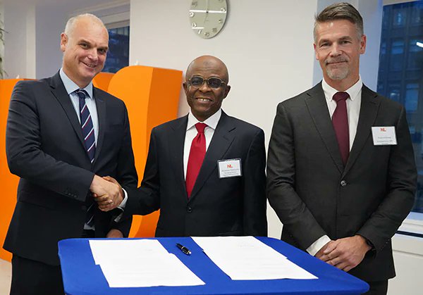 AMCouncil_'s tweet photo. WACT and NPA sign $60m MoU for Nigeria’s first green port.
https://t.co/iLc5qMlDJp
#Nigeria #amcouncil #OnnePort #GreenPorts #CleanEnergy #Africa #Trade #Decarbonisation #Infrastructure https://t.co/D5ZyrDhkud