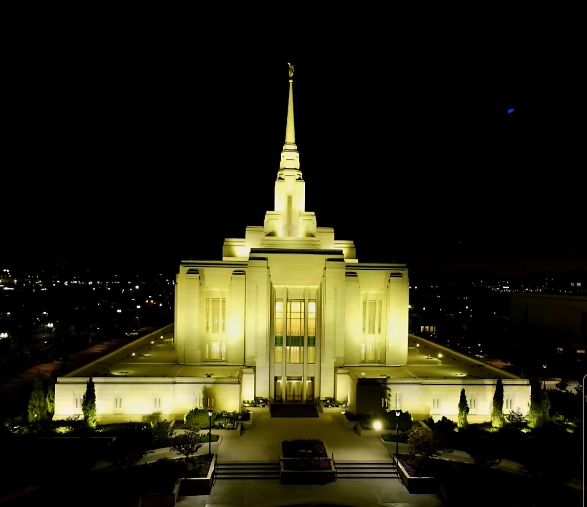 v32dream's tweet image. Member of the Church of Jesus Christ of Latter-Day Saints. #ChooseTheRight (Ogden Utah Temple)