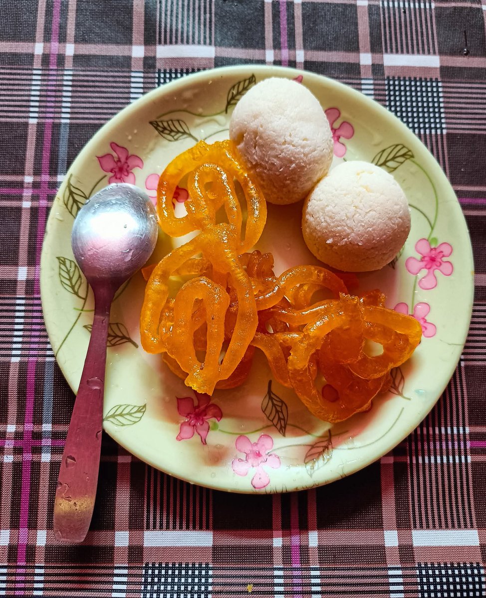 _Shankha's tweet photo. পাঁচ দিনের খেলায় ধৈর্য্য এবং সংযমটা অত্যন্ত জরুরি। অফস্ট্যাম্পের বাইরের বলগুলোকে সতর্কভাবে ডাক করতে হয়। লক্ষ্য হলো শেষ পর্যন্ত টিকে থাকা। তবে নাগালের মধ্যে হাফ-ভলি এলে সপাটে ব্যাট চালানোই কর্তব্য। #DurgaPuja2025 https://t.co/StPaBAgp19