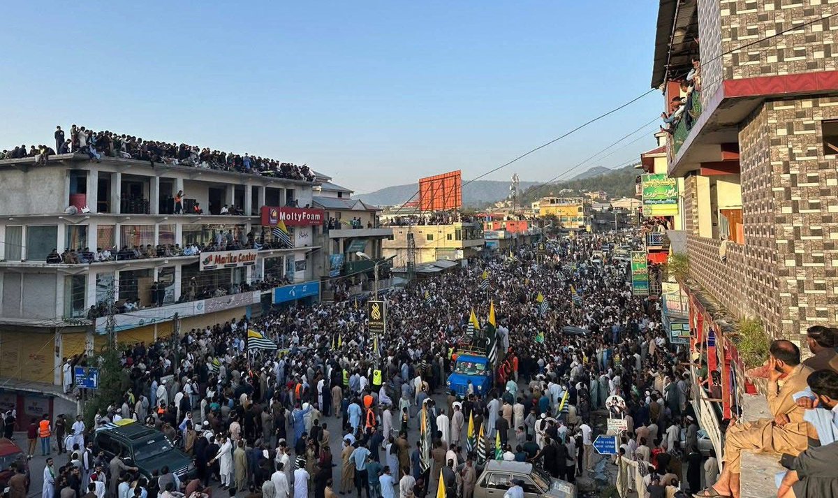 ہم وطنو: 
آپ کا صبر اور امن حکمران طبقے کا سب سے بڑا خوف ہے۔
پُرامن رہیں، متحد رہیں، ڈسپلن میں رہیں اور قیادت کی ہدایات پر عمل کریں۔
تشدد کا حصہ نہ بنیں ۔ یہی سب سے بڑی طاقت ہے!
#RightsMovementAJK