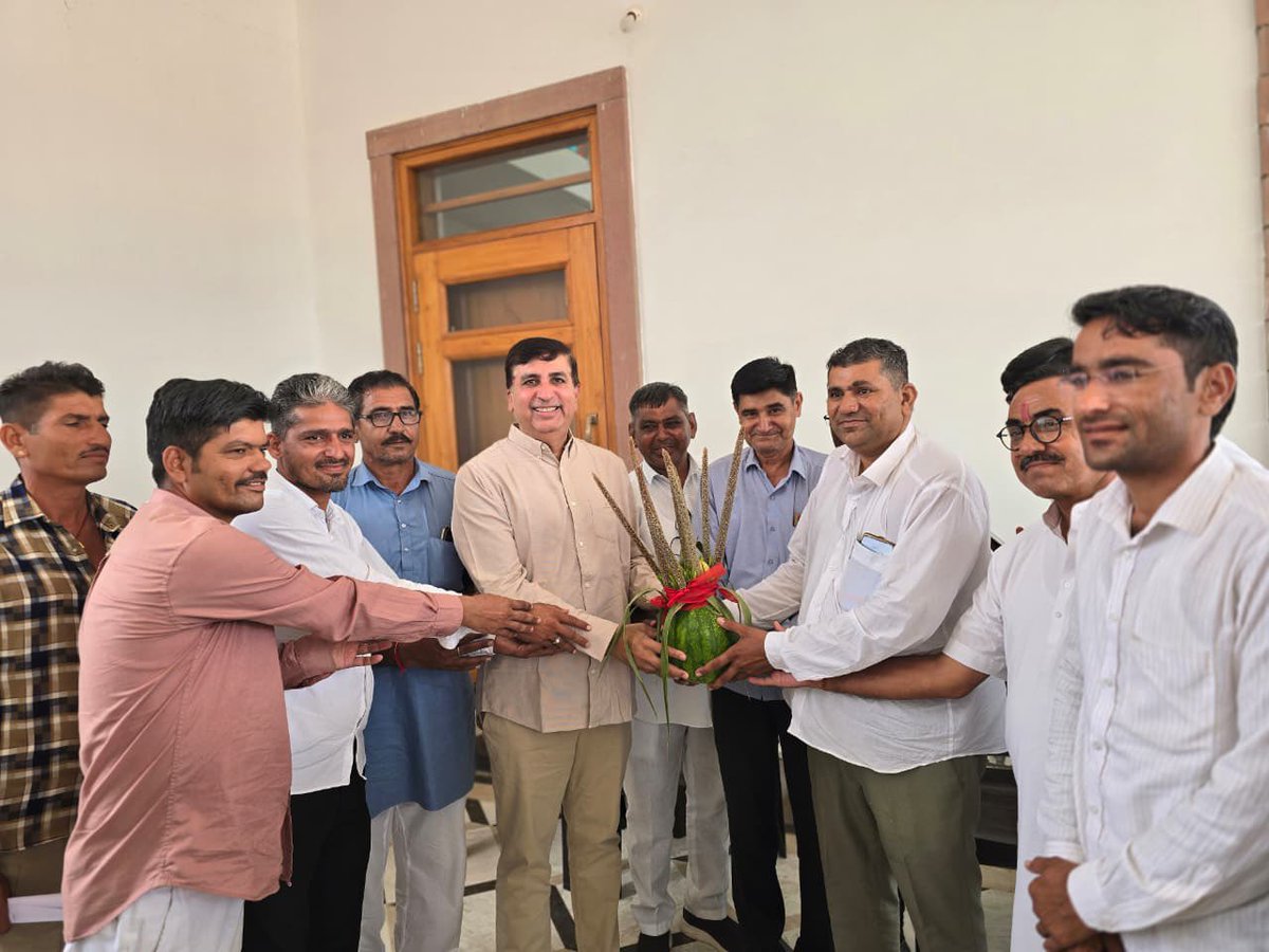 किसानों की मेहनत ही हमारी थाली में अन्न और जीवन में ऊर्जा बनकर आती है। यही कारण है कि उन्हें अन्नदाता कहा गया है।
आज सुबह की शुरुआत मिट्टी की सौंधी खुशबू और किसानों की तपस्या से उपजी भेंट के साथ हुई। आपका यह स्नेह और विश्वास मुझे और अधिक ज़िम्मेदारी के साथ हमारे अधिकार और सम्मान