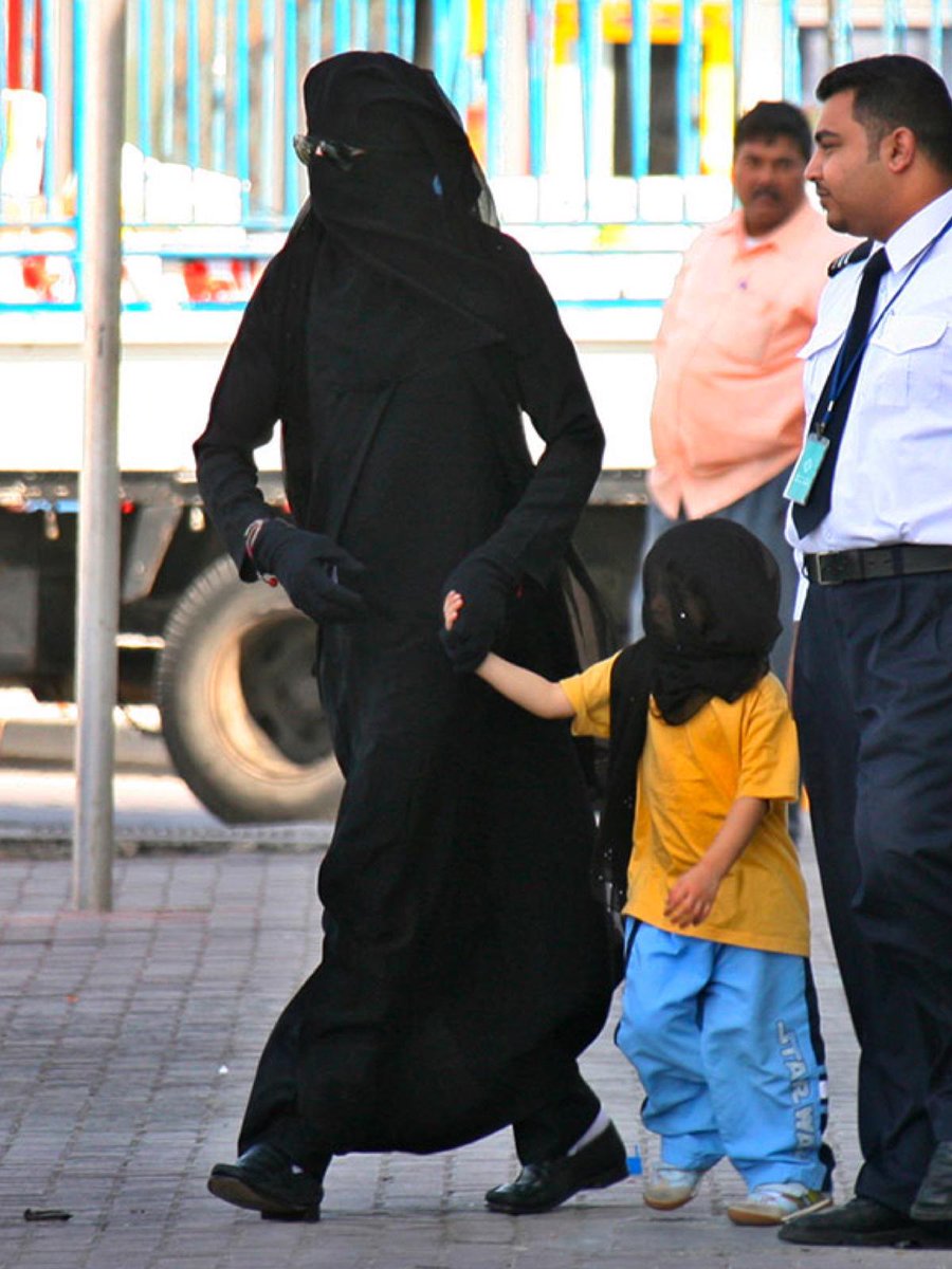 HistoryInPics's tweet image. Michael Jackson disguised himself in a woman’s abaya for privacy while in Bahrain in 2006—a move normally forbidden, but overlooked due to his close ties with the King’s son.