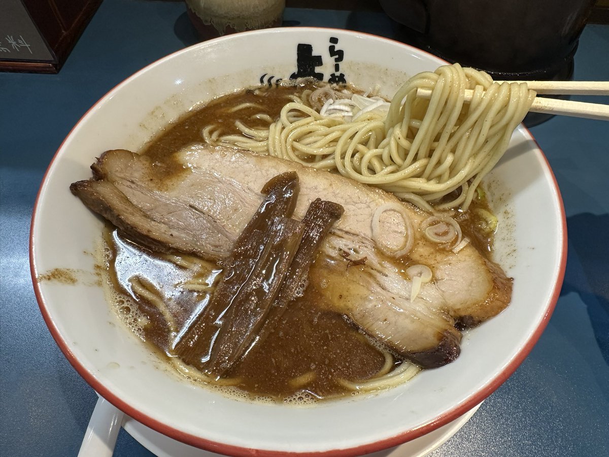 Hirabono's tweet photo. 久しぶりの「よし丸」
鶴ヶ島時代、近所だったので昼からビール飲みながらが最高だったな。
その後、高田馬場時代もうまかったな。
川越市場に来てからなかなか食べに行けなくなったけど、シナチクやチャーシューが少し変わったけど、懐かしい味。
#ラーメンよし丸
#川越ラーメン https://t.co/6AhxuDIkSW