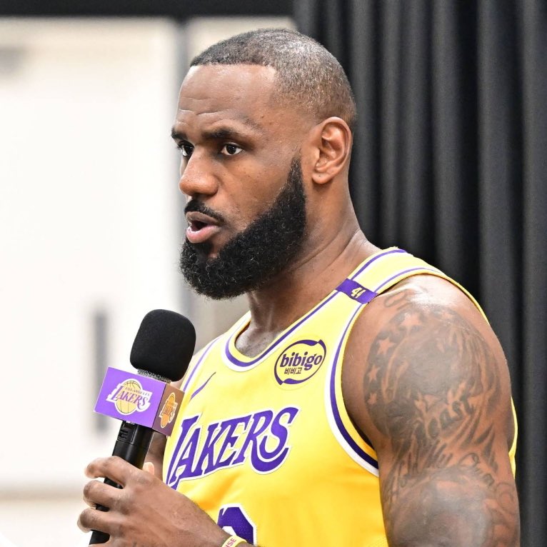 NBAGunlukleri's tweet image. Muhabir: "Bu sezon Marcus Smart ve Deandre Ayton gibi oyuncuların takıma katılmasına nasıl tepki verdiniz?"
🗣️ LeBron James: "... ve Jake LaRavia!" 👀