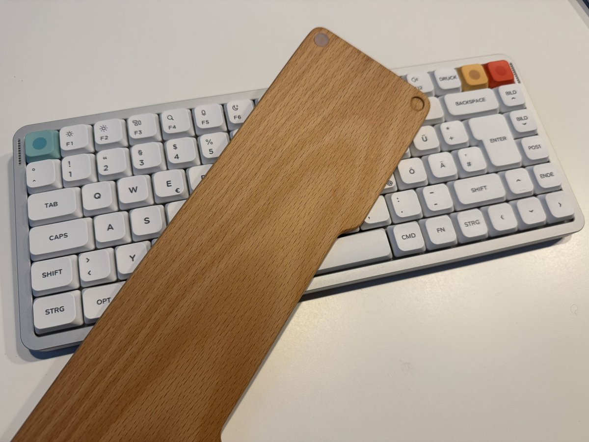 bastidotnet's tweet image. . @nuphystudio I really like my new Air75 V3, but the small anti-slip feet on the wooden palm rest keep coming off — and I’ve already lost one. One rubber foot from the keyboard has also fallen off. That’s pretty disappointing for a brand-new product. Could you send me…