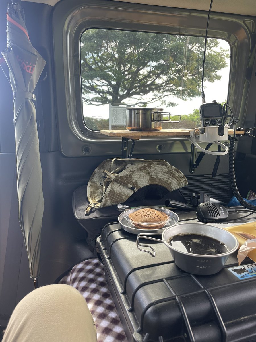 yamaguchiWM201's tweet photo. 2025/09/30

平日の休み
ランチとコーヒーを楽しみにコバルト台地
普段間食しないのですがデザート持参。

合間にはD-STARワッチ。

JO6WHA局ありがとうございました
m(_ _)m

やっぱ基本のカレーヌードルは神！
デザートもたまには良きですね❣️ https://t.co/cu29qj1WjO