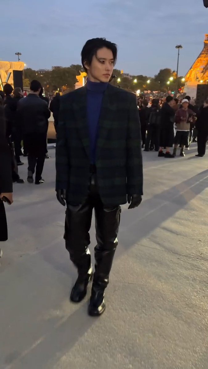 this is what i call aura… no matter the screenshot, he always looks good 🚬