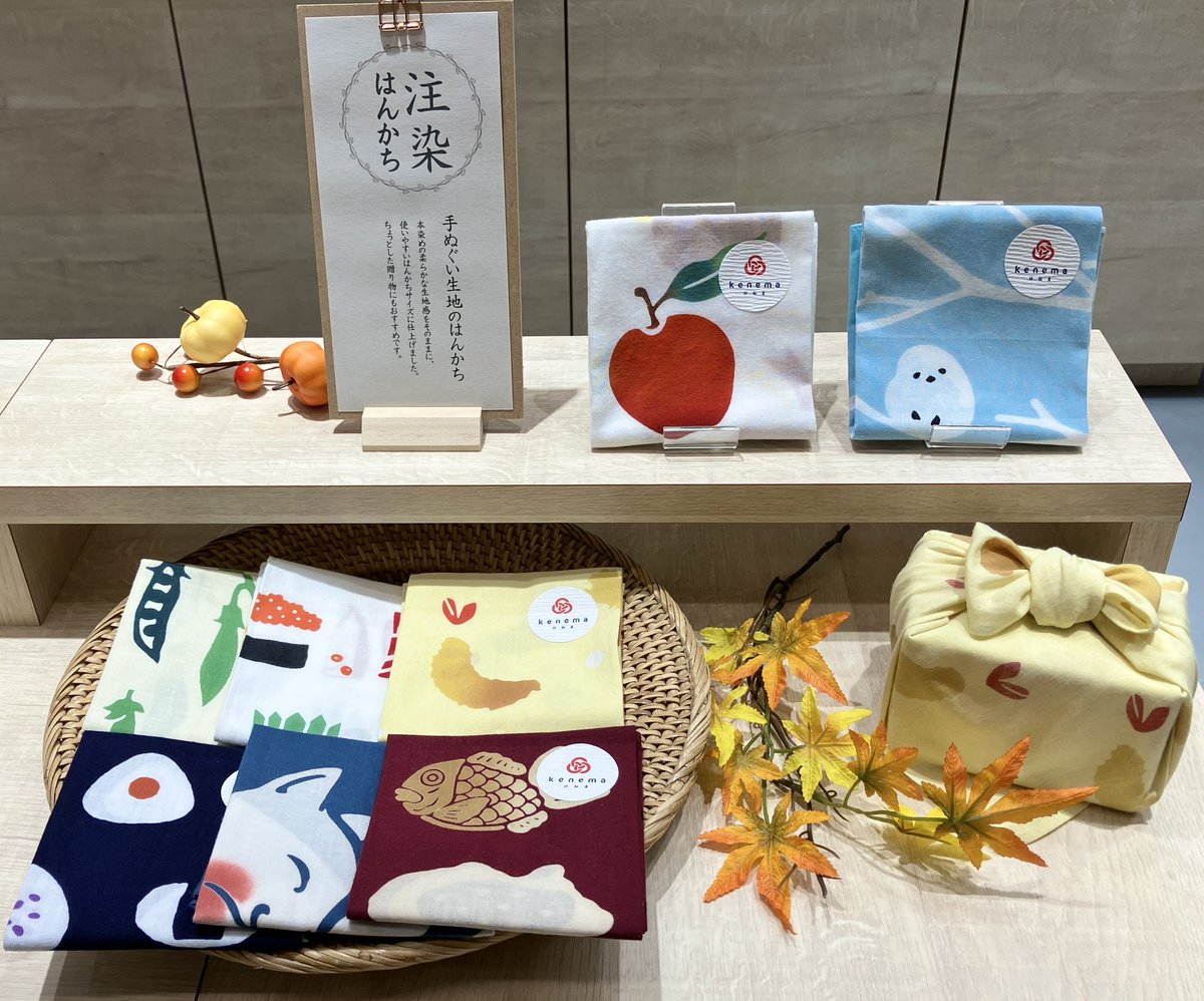 jikan_osaka's tweet image. 手ぬぐい生地の柔らかな注染はんかち✨

エビフライやおにぎり、たい焼きやわんこそばなど、かわいくてユニークな柄もたくさんご用意しております♪
約44cm角の幅広サイズなので、お弁当包みにもおすすめです☺️

#ジカンスタイルKITTE大阪店
#手ぬぐい
#注染
#はんかち