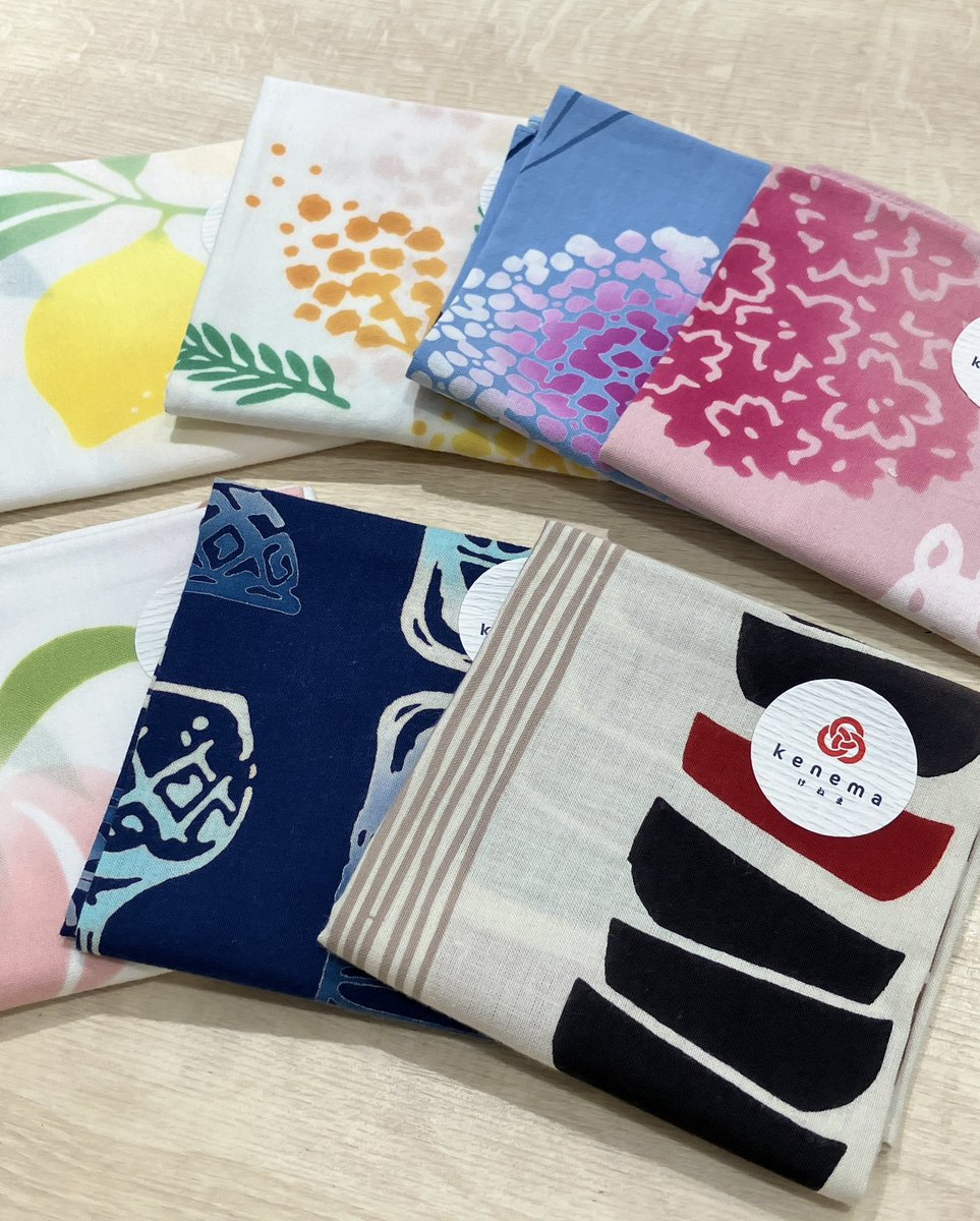 jikan_osaka's tweet image. 手ぬぐい生地の柔らかな注染はんかち✨

エビフライやおにぎり、たい焼きやわんこそばなど、かわいくてユニークな柄もたくさんご用意しております♪
約44cm角の幅広サイズなので、お弁当包みにもおすすめです☺️

#ジカンスタイルKITTE大阪店
#手ぬぐい
#注染
#はんかち