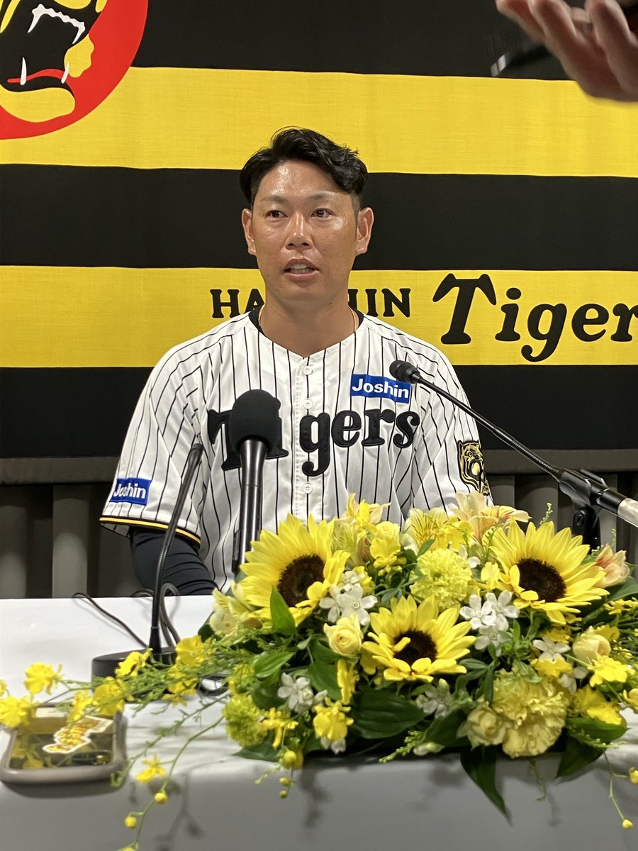 nikkei_sports's tweet photo. 阪神タイガースの原口文仁選手が引退記者会見しました。大腸がんから復帰後のロッテ戦を一番の思い出に挙げ、「節目で自分の力以上のものが出たのはファンの応援のおかげ」と話しました。
【阪神関連記事】
阪神タイガース、岡田・掛布・金本らの言葉で振り返る球団史と今季V
https://t.co/D5vknziam8 https://t.co/Y4Av7FX3ZL