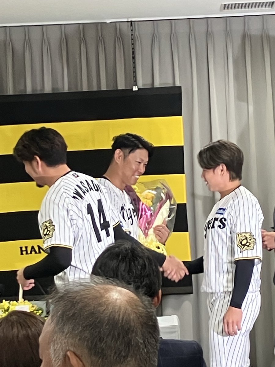 nikkei_sports's tweet photo. 阪神タイガースの原口文仁選手が引退記者会見しました。大腸がんから復帰後のロッテ戦を一番の思い出に挙げ、「節目で自分の力以上のものが出たのはファンの応援のおかげ」と話しました。
【阪神関連記事】
阪神タイガース、岡田・掛布・金本らの言葉で振り返る球団史と今季V
https://t.co/D5vknziam8 https://t.co/Y4Av7FX3ZL