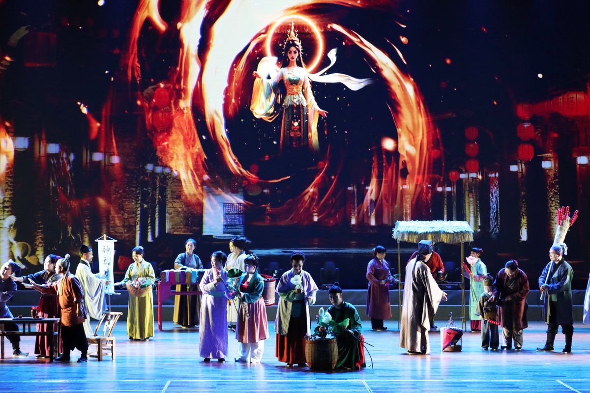 ColorfulXuchang's tweet image. The 13th Yuzhou Jun #Porcelain Cultural Tourism Festival has officially kicked off. A spectacular drama about the history of Jun porcelain premiered, attracting numerous spectators. #Xuchang #chinatravel