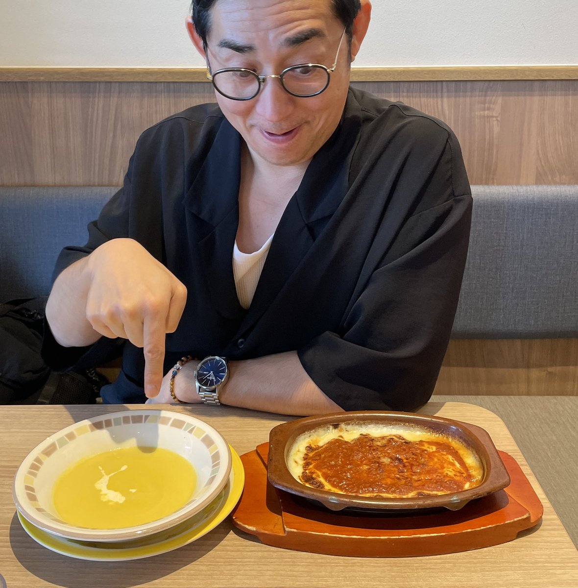 SentoTakemori's tweet image. 単独ライブ翌日。

出先でランチ難民になりかけた僕を助けてくらたのは、とあるファミレスでした！✨

ん…？何かの血が騒いだぞ‼︎😏

#フラ単 #不透明人間あらわる
#観た人にはわかるやつ