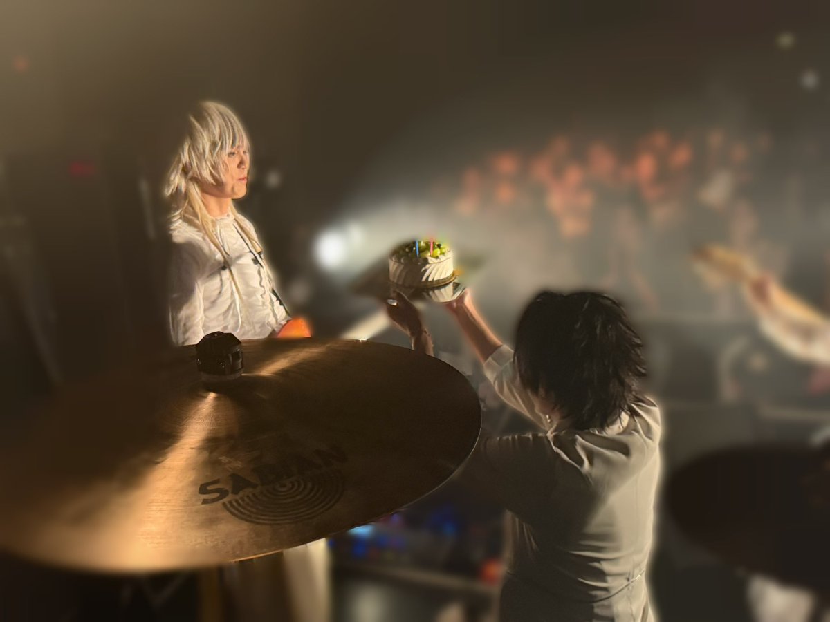 chanty_shota's tweet photo. ケーキ持ってプロポーズしてるみたい https://t.co/NRwqKENWiv