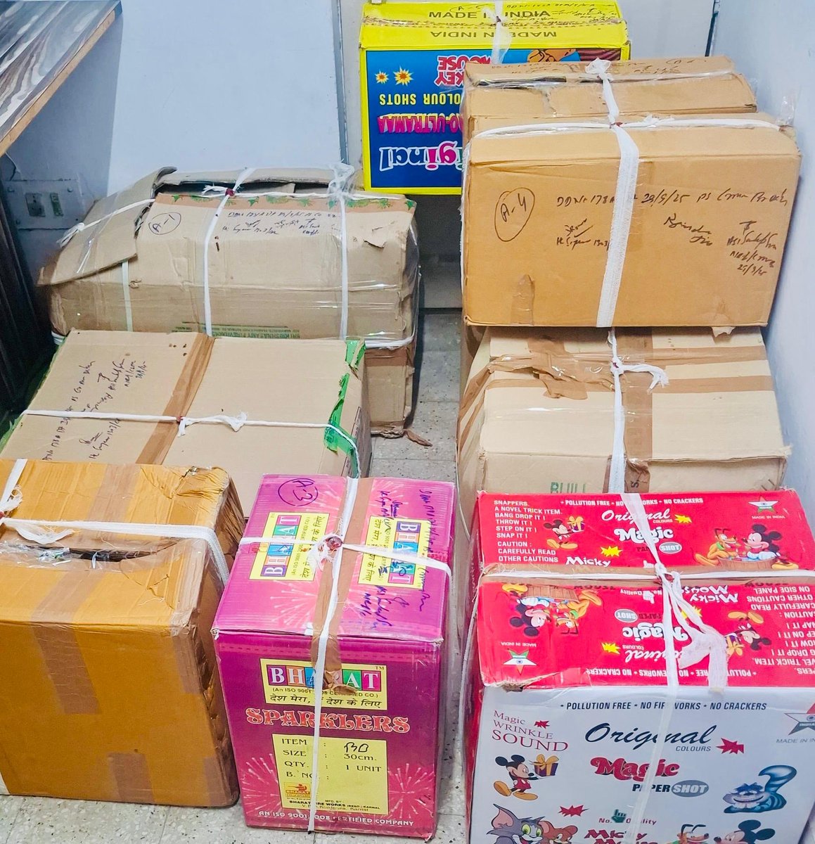 CrimeBranchDP's tweet photo. 🚨 NR-I CRIME BRANCH BIG BUST! 🚨

💥 205.840 KG BANNED FIRECRACKERS SEIZED! 💥
👤 1 accused arrested from Bindapur, Uttam Nagar
🌍 Crackdown to protect lives & environment as per Hon’ble SC orders
⚖️ FIR registered under BNS & Explosives Act

💪 Successful operation led by Insp. Sanjay Kaushik, under ACP Ashok Sharma & all-over supervision of DCP Sh. Pankaj Kumar.

🚨 NR-I क्राइम ब्रांच की बड़ी कार्रवाई! 🚨

💥 205.840 कि���ो प्रतिबंधित पटाखे जब्त! 💥
👤 बिंदापुर, उत्तम नगर से 1 आरोपी गिरफ्तार
🌍 माननीय सुप्रीम कोर्ट के आदेशों के अनुसार जीवन और पर्यावरण की सुरक्षा
⚖️ BNS और विस्फोटक अधिनियम के तहत FIR दर्ज

💪 सफल ऑपरेशन इंस्पेक्टर संजय कौशिक के नेतृत्व में, एसीपी अशोक शर्मा के तहत एवं डीसीपी श्री पंकज कुमार की संपूर्ण देखरेख में।

https://t.co/5oMfmkMblF
#DelhiPolice #CrimeBranch #PollutionFreeFestivals