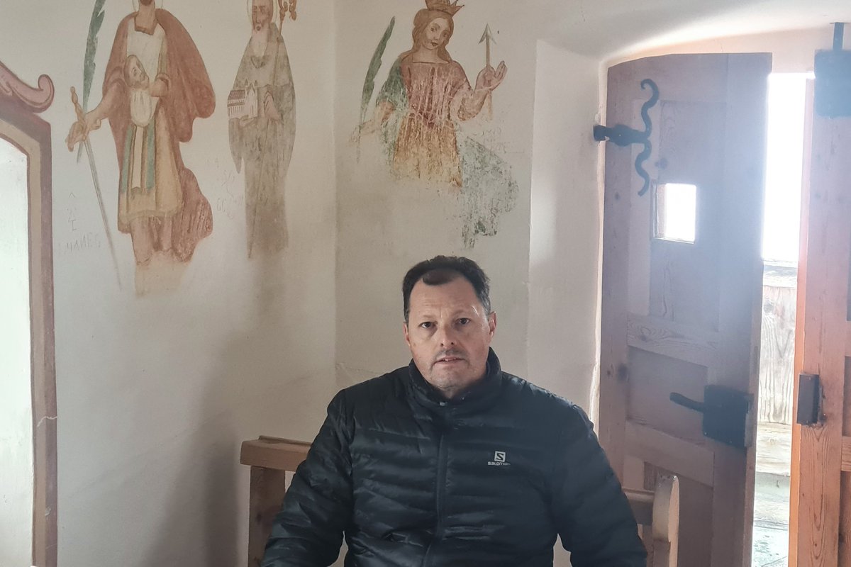 swissinfo_de's tweet photo. Ian van Rooyen wurde 1977 in Bulawayo geboren – mitten im Bürgerkrieg im damaligen Rhodesien. Seine Eltern, ein junges Auslandschweizer-Paar, gaben ihn zur Adoption frei. Heute kämpft er um die Rückkehr in die Schweiz. Doch das Gesetz steht ihm im Weg.
https://t.co/btHEwP65ua https://t.co/WrwWypB68V