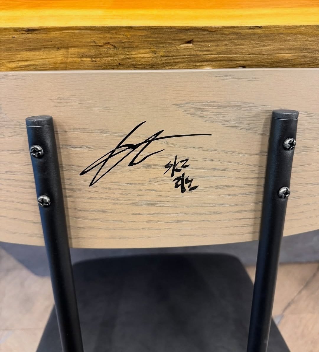 oh 😭 lee know also left his autograph on the chair he sat on