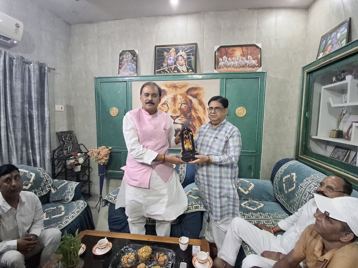 Ramashishmlc's tweet image. आज एटा की ओर जाते समय नवाबगंज में राजीव रंजन प्रदेश महासचिव राष्ट्रीय लोकदल के आवास पर पहुंच कर नवाबगंज के कार्यकर्ताओं से मुलाकात हुई |