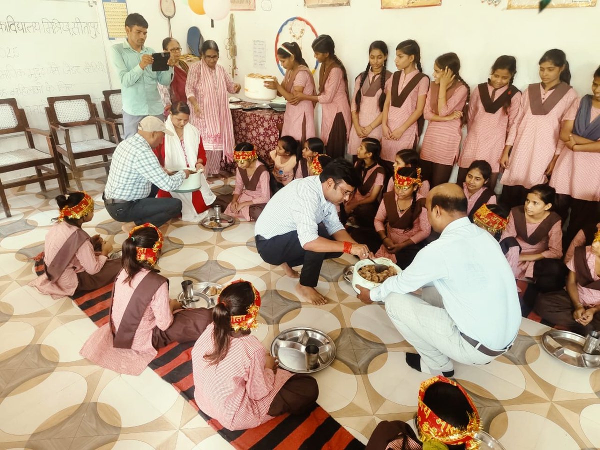 मिशन शक्ति कार्यक्रम के अंतर्गत खंड शिक्षा अधिकारी के साथ कस्तूरबा गांधी बालिका विद्यालय में पहुंचकर चैत्र नवरात्रि में  कन्या पूजन एवं भोज का आयोजन किया गया। 
<a href="/CdoSitapur/">CDO Sitapur</a> <a href="/DmSitapur/">DM_Sitapur</a> <a href="/UpRuralDev/">ग्राम्य विकास विभाग, उत्तर प्रदेश</a>