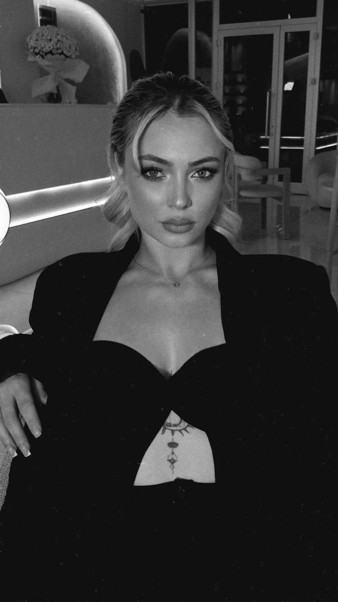 heybeyzzz's tweet photo. Right or left ? https://t.co/4TaR5LSFmh