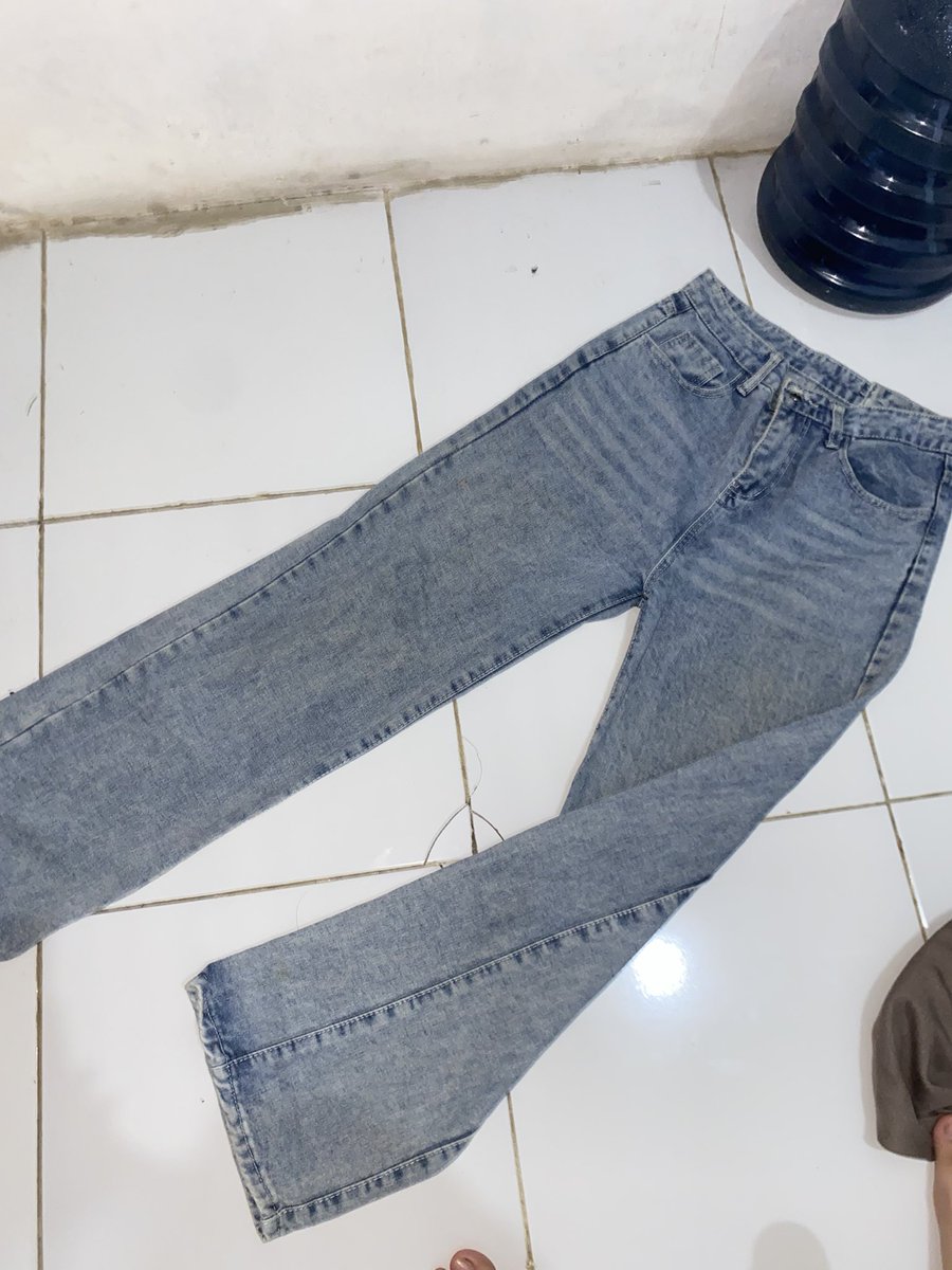 prelovedbycaa25's tweet photo. ada yg mauu ga gesss highwaist jeans uk L muat di bb 50an sampe 58nan aku kasih harga 85k aja masi bisa negoo jarang bgt dipake inii and masiihh baguss banget nget ngett https://t.co/5Ymyj4Sgvt