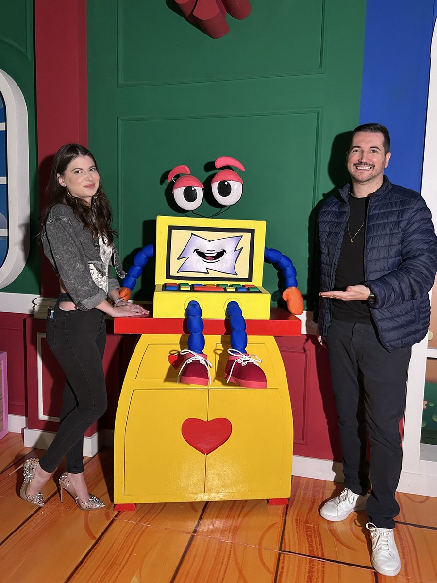 rodrigoceribeli's tweet image. Flitz era o computador que fazia parte do cenário e dos quadros do programa infantil Bom Dia &amp;amp; Cia, apresentado pela Eliana no SBT, nos anos 90.
Daniela Aedo “Carinha de Anjo” esteve nos bastidores do atual programa #BomDiaECia 

#DanielaAedo #Flitz #Eliana 
@danielaaedo_of