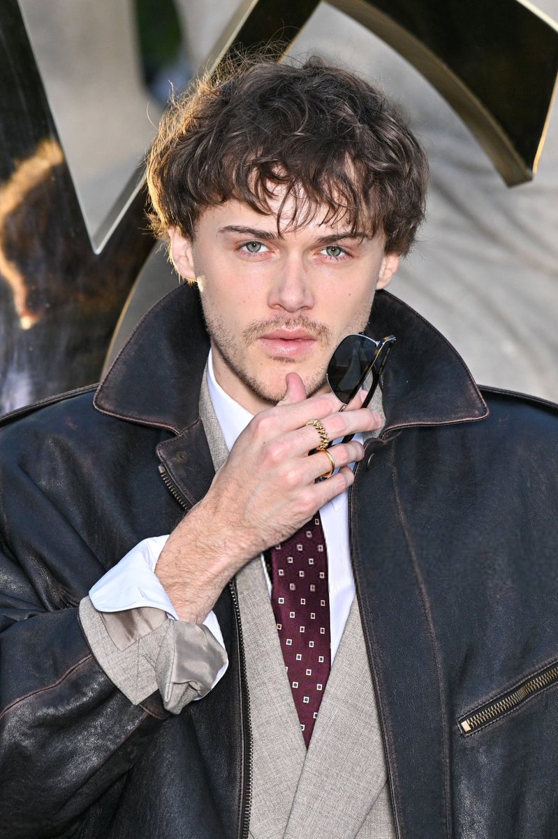 Giving next Quinn story vibes… 😉

#chrisbriney #ChristopherBriney #ParisFashionWeek