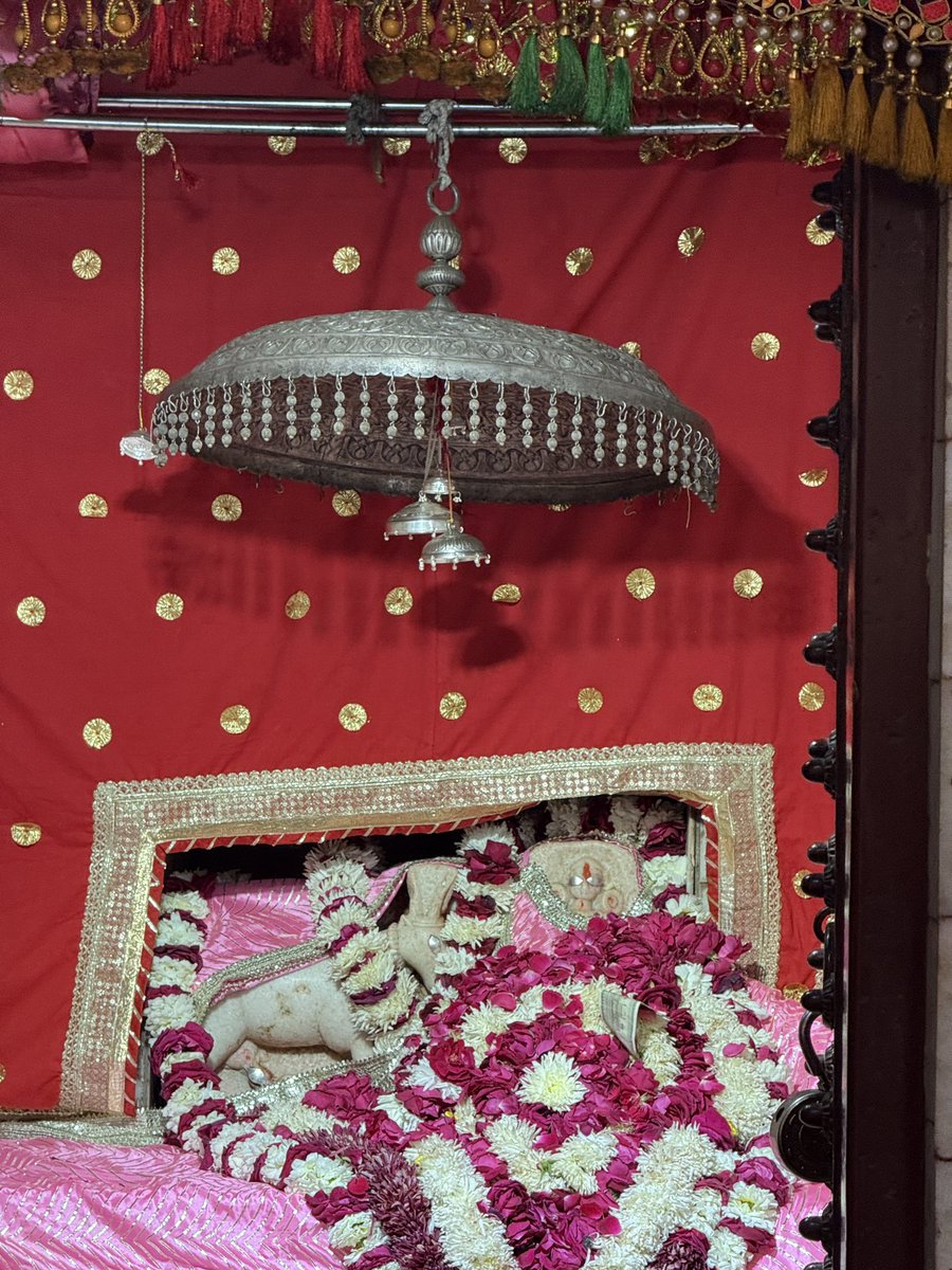 jjahnaviii's tweet photo. जय माँ जमवायें 🙏 कुलदेवी सदा सहायतें 🌺✨ https://t.co/55iHC4DDfs