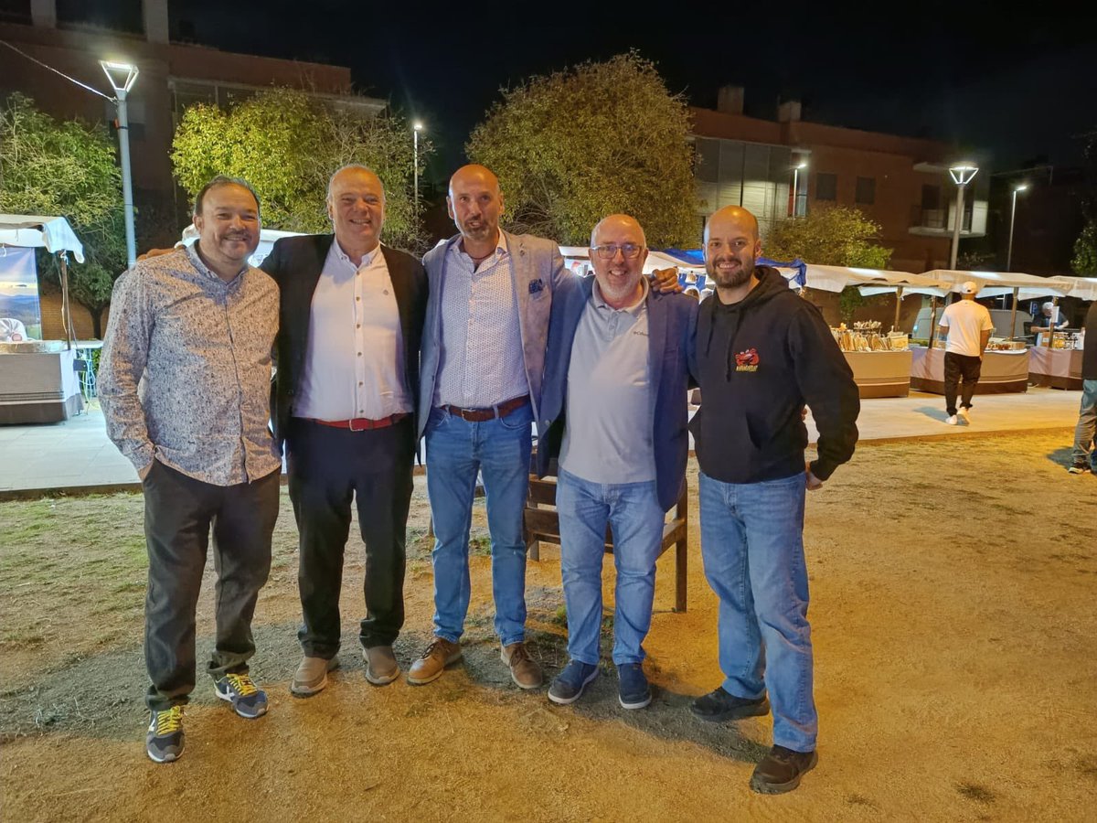 _alexvaliente's tweet photo. Divendres, @ajuntamentVDV , va iniciar un nou projecte! 

Tot el cap de setmana es va celebrar les #JorrnadesGastronòmiques amb mercat d’artesans alimentaris i també parades de menjar. 

🎸 Amb música i espectacles per a acompanyar els àpats. 

#ApropatiViu https://t.co/gnUIbEME5Y