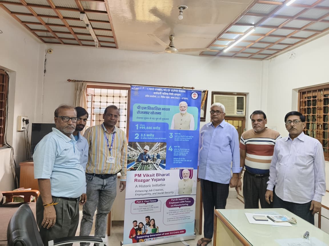 LabourMinistry's tweet image. The transformative #PradhanMantriViksitBharatRozgarYojana is building a stronger, empowered workforce. It incentivizes first-time employees with up to ₹15,000 in 2 installments and strengthens their social security. #MoLE #SocialSecurity