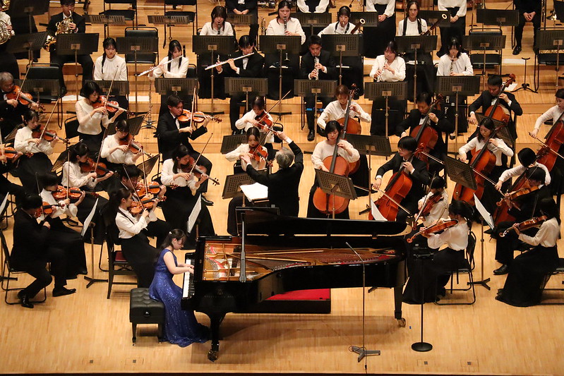 musaon_sns's tweet photo. 【コンサート報告】
武蔵野音楽大学管弦楽団演奏会が行われ、福岡公演、東京公演ともに大勢の方にご来場いただきました。

ラフマニノフの『パガニーニの主題による狂詩曲』ではソリストの小林広歩さん(9/20)と瀬良杏奈さん(9/26)が管弦楽団と息のあった演奏を情感豊かに披露し、会場から大きな拍手が送られました。
後半には、ベルリオーズの『幻想交響曲』を、華々しくエネルギッシュな演奏で披露し、大盛況のうちに幕を閉じることができました。
ご来場いただきありがとうございました🎶

▼こちらより本学のコンサート情報をご覧いただけます
https://t.co/nH1UxemWSR