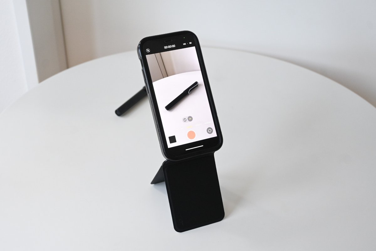 lifehackerjapan's tweet image. 【💡便利】スマホをただ置くだけじゃ物足りない？

MOFT(@JpMoft)の「8-in-1多機能スタンド」は、8通りの使い方ができて、高さも20cmまで出せる。しかも厚さは1cm以下！

カードケースも兼ねて、荷物も減らせる。スマホ作業も撮影も、これ一台で。
lifehacker.jp/article/2509-l…
#MOFT #ガジェット好き