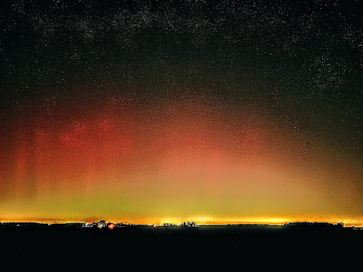 Wow! 
Beautiful display of the #northernlights  from Bluffton Indiana!

<a href="/NWSIWX/">NWS Northern Indiana</a>