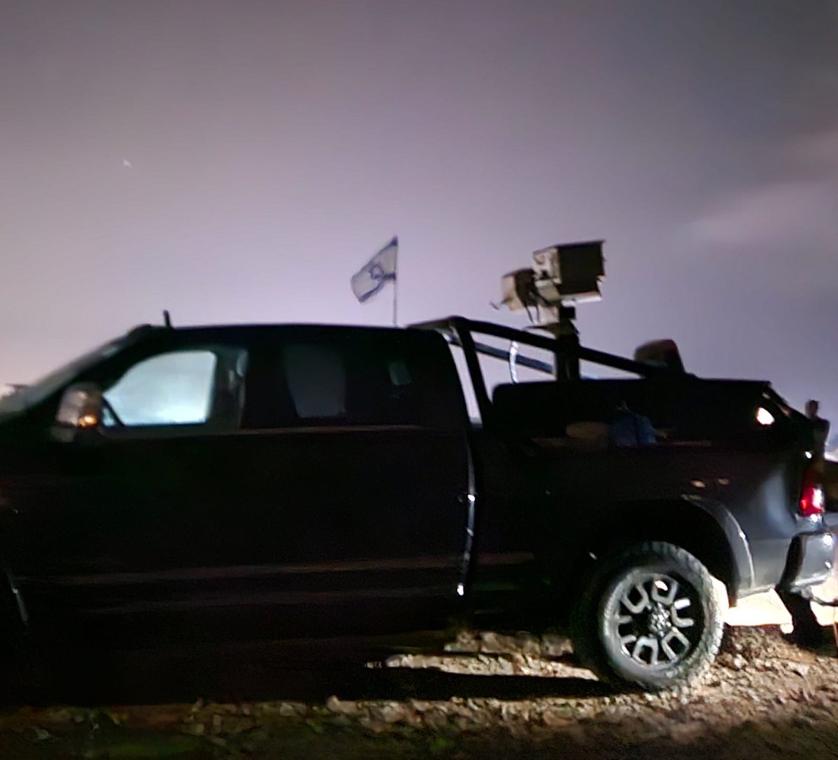 הצוות המבצעי של השומר החדש קיים אמש והלילה סיור באזור רמת נגב שכלל מפגש עם חקלאי האזור הסובלים מהברחות באמצעות רחפנים ממצרים לישראל. בסיור השתתפו גם אנשי תנועת רגבים - במהלך הלילה זוהו נסיונות הברחה. השומר החדש ימשיך להיות לימין החקלאים בכל משימה , גם במאבקם צודק זה 🇮🇱