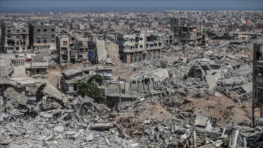 Para escribir una poesía
que no sea política
debo escuchar a los pájaros.
Pero para escuchar a los pájaros
hace falta que cese el bombardeo.

Marwan Makhoul, poeta palestino