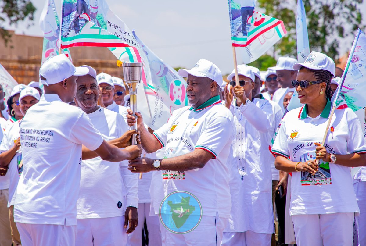 ShikirizaB's tweet photo. #Burundi: Lancement officiel de la caravane du #FlambeauDeLaPaix2025. Les cérémonies ont eu lieu ce 29.9.2025 en @BuhumuzaProvinc.

Les autorités ont été demandées d'être un bon exemple dans les activités de développement, afin de capitaliser la paix chèrement acquise.
#Shikiriza https://t.co/RwjxaR3m3A
