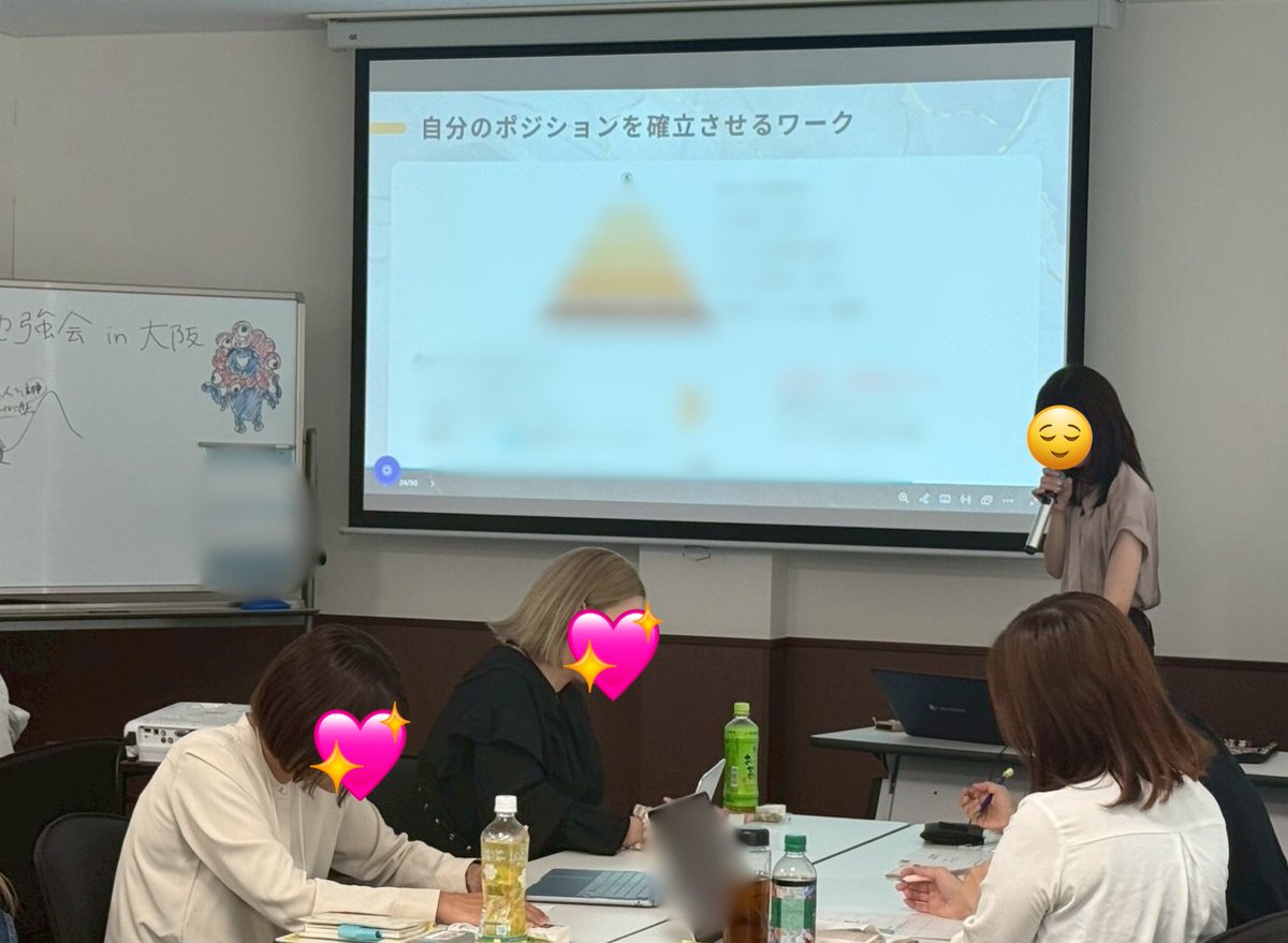 atschool_chiyo's tweet photo. 【近況報告】
生きてます！
いろんなことが重なってSNSを見るのがしんどくなり、しばらくお休みしていました。
返事できていない方、ごめんなさい🥺

近況報告も兼ねて理由を話してみます。
久々に自分のライティングするので駄文長文ですが、暇な人はチラ見してあげてください。

 ･･････････････････････ 

実は、これまで約3年名乗ってきた「ライター」という肩書を捨てることに決めました。

・以前からライター以外のこともやってるし
・ライターという職業の在り方が変わってきてるし
・肩書きに縛られている自分がしんどいし

といった理由から。

最近の私の発信って「ライター」に寄り過ぎてたと思う。

いや、実際にはしょーもないプライベートの話もしてたけどｗ　自分自身の心持ちとして「ライターの話しなきゃ」と思ってたところがあった。

で、結果的になんか
「ママライターを稼がせる人」
みたいな見え方をしてたと思うんですよね🤤

冷静に考えて、これめっちゃキモイなと思った(笑)

ただでさえ一般人の私が”情報発信”してるってだけでもキモイのに、

実績！
肩書！
年商！
ドヤドヤドヤ！

みたいなのが耐えられなくなりました。

仲いい人は知ってくれてると思うけど、私、自己紹介が苦手なんですよね。
セミナーとか講師として前に立つときにも自己紹介スライドあんまり作らない。最低限のことしか言わない。

「誰お前？」ってなると思う。
肩書や実績を話した方が、初めましての人から興味を持ってもらえるかもしれない。

でも、誰かもわからない状態から私を知ってくれようとする人と話す方が楽なんです。
話を深めながら自然に仲良くなる方が好きなんです。

だから、話の流れの中で必要なとき以外は
「月○万円を稼いだ」とか
「○○さんの裏方で仕事してて…」
「○○のメディアで書いてて…」
とかも言わない。

そりゃ聞かれたらいうけどさ🥺

それはなぜなら、そういう情報にあんまり価値を感じてないから。

「私は私」であって、そういう”見え方”に身を固めることが自分にとって不自然な状態なんです。
重たい鎧に包まれて、足枷をはめられているような感覚。

私はどちらかと言うと、
大自然の緑の中で
川のせせらぎや鳥の声や虫の羽音を聞きながら（いや、ごめん、虫は嫌い）

全身で風に当たってるのが好きなんです。

夜、星空の下で、薄手のワンピースを着て、旦那と一緒にフラっと川沿いを散歩するのが好きなんです。

このちよこというアカウントを動かし始めて約3年半。

「こうありたい」という自分と
「こう見せたい」という自分が
ぶつかり合って、
しんどくなってきました。

というわけで、肩書を捨てることにした。

プロフ見て
「何の人？」ってなってもいい。

何の人でもない。私です。

何者でもない私だけど
人生を通してやりたいことはある。

それは

「子どもがみんな幸せであってほしい」

ってこと。

いや…なんか語彙力足りてんのかな？合ってんのかなこれで？って思うこともなくはないんだけど😂笑

でも私、自分の人生は正直どうでもいいけど、次世代を生きる子たちが不幸であってほしくないなって思うんですよね。

私自身、10歳のころに親の離婚で結構しんどい思いをしてて。
「死にたい」「なんで生まれてきたんだろう」「私がいることでママやパパに迷惑をかけている」って真剣に悩んでた時期があったんです。

今思えば離婚なんてよくあることだし、
ママやパパにもたくさん事情があったんだろうなと
笑って話せるんですが。

でも、明確にあの時期からあんまり他人を信用（期待）しなくなったし、感情を露骨に表現しなくなったんです。

まあその代わりに「感情以外で他人を理解する力」「期待していないからこそ失望もしない、他人への寛容さ」も生まれたから、それはそれでよかったんだけどね。

けど、やっぱあの10歳の自分をどうにかして救ってあげたいという利己的な何かが心のどこかにあって。
それを達成するためにも、我が子や、これからの時代を生きる子どもたちがみんな幸せいっぱいで暮らしてほしいなと思う。

この前キミとアイドルプリキュアの映画見に行ったんだけどさ、女児たちがキラキライト振って「ぷいきゅあがんばえーーー」って応援してる姿見てたら涙ボロボロ出ちゃってさ。

あーーー
この子らが不幸になる日本であってはならん！

と思ったよね😂

今周りでも結婚しない、子ども産まない選択をしてる人が多いけど、このままじゃ日本が終わってしまう！！
ってすんごいソワソワしてしまう。

普通にかんがえて日本の女性の家事育児比率と、そこに加えてさらに正社員で仕事しろなんて酷すぎて、そりゃ子どもたちに目が行き届かなくなるのも仕方ないよって思うよ。

若い子たちの間では「男も家事育児やる！」って当たり前になりつつあるけど、まだまだ上の世代は違う。

人と喋ってて「法人化してる」って言ったら「ママなのにすごいね」とかまーだ言われるからね。
男性にも同じこと言うか？
パパなのに頑張ってるね！って言うか？
絶対言わんよね🤤

なんか、ザックリだけど、こういう違和感だらけの世の中を変えたいなって。
私の世代はいいんよ、仕方ない。今までそうやって来たんだから。

でも、次の世代を生きる子たちのために、私たち世代が頑張ってあげないとって思うんだよ。

今私たちが普通に育児休業とれるのって、うちらのお母さん・おばあちゃん世代が頑張って声上げてくれたからだと思うから。

というわけで、私が叶えたい未来は「ライター」だけではなく、もっと広いことをやっていく必要があるなと考え、肩書が不要になった！！

何者でもない、ただのちよこだけど
フォロワーさんは減るかもしれないけど

仲良くしてくれる人
応援してくれる人がいるなら
一緒に「バカみたいな夢」を互いに語り合いたい🙌笑

引き続きよろしくお願いします😌✨

ps
写真はつい先日、大阪でリアル勉強会をしたときの！
全国から20名もの女性が集まってみんなで楽しくビジネスの話をしました。

家庭も仕事も、自分らしさも、全部両立するのは当たり前！
ママもパパも関係ねぇ！

この輪を広げたい！