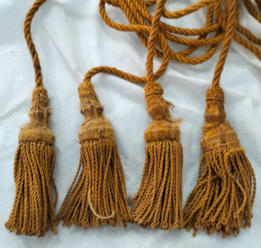 El equipo del Proyecto Memorias y Patrimonios Personales de ACRE está llevando a cabo la intervención de Restauración del Lote 11 compuesto por textiles.
Borlas de cortinajes en proceso de encapsulado.
#SomosACRE
#ProyectoMemorias