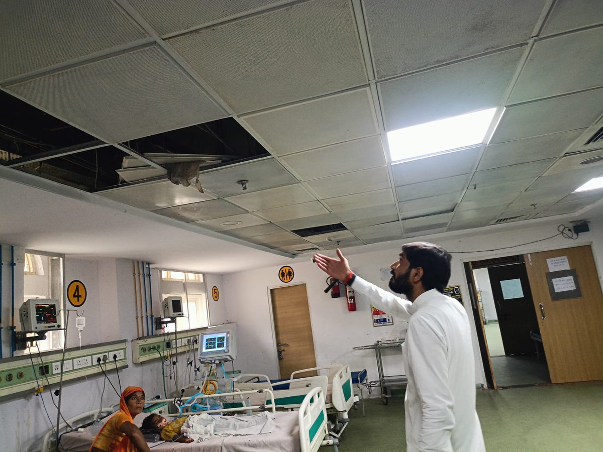 hamariawaz_news's tweet image. बदायूँ से सपा सांसद आदित्य यादव ने राजकीय मेडिकल कॉलेज की दुर्दशा को लेकर सरकार पर गंभीर सवाल खड़े किए हैं।
👉 सांसद ने उपमुख्यमंत्री व स्वास्थ्य मंत्री को पत्र लिखकर कहा कि मेडिकल कॉलेज की व्यवस्था बेहद लचर और चिंताजनक है।
#BudaunNews #AdityaYadav #SamajwadiParty #UttarPradesh