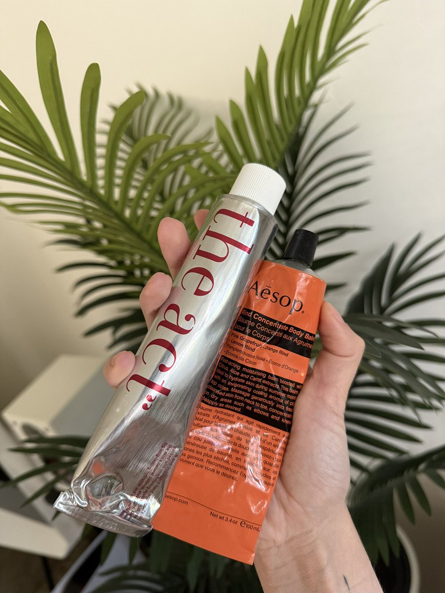 Куплено! Теперь это два моих самых любимых крема на осень. Первый яблочный пирог на солнечной осенней кухне, а второй терпкий и яркий цитрус - глубокий, но не химозный, а прям вот как горячий цитрусовый натуральный чай.