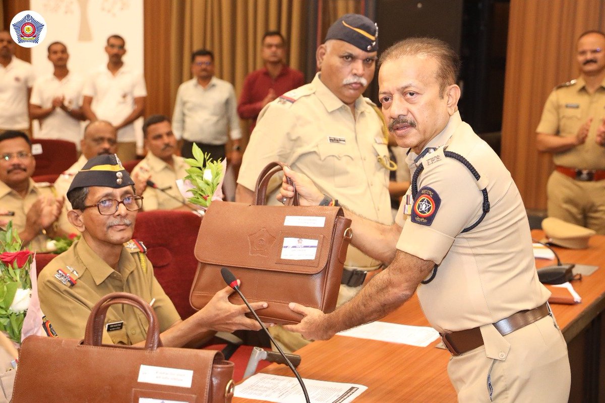 पोलीस आयुक्त, बृहन्मुंबई - CP Mumbai Police (@cpmumbaipolice) on Twitter photo वाटचाल नव्या प्रवासाच्या दिशेने!
कर्तव्यपूर्तीची अखंड वाटचाल आज एका नव्या टप्प्यावर पोहोचली आहे. मुंबईच्या सुरक्षेसाठी सेवेतील तुमचे समर्पण आणि निष्ठा कायम लक्षात राहील. आज सेवानिवृत्त झालेल्या ८९ कर्मचाऱ्यांना 
हेच सांगू इच्छितो की तुम्हाला उत्तम आरोग्य, आनंद आणि समाधान लाभो! वाटचाल नव्या प्रवासाच्या दिशेने!
कर्तव्यपूर्तीची अखंड वाटचाल आज एका नव्या टप्प्यावर पोहोचली आहे. मुंबईच्या सुरक्षेसाठी सेवेतील तुमचे समर्पण आणि निष्ठा कायम लक्षात राहील. आज सेवानिवृत्त झालेल्या ८९ कर्मचाऱ्यांना 
हेच सांगू इच्छितो की तुम्हाला उत्तम आरोग्य, आनंद आणि समाधान लाभो!