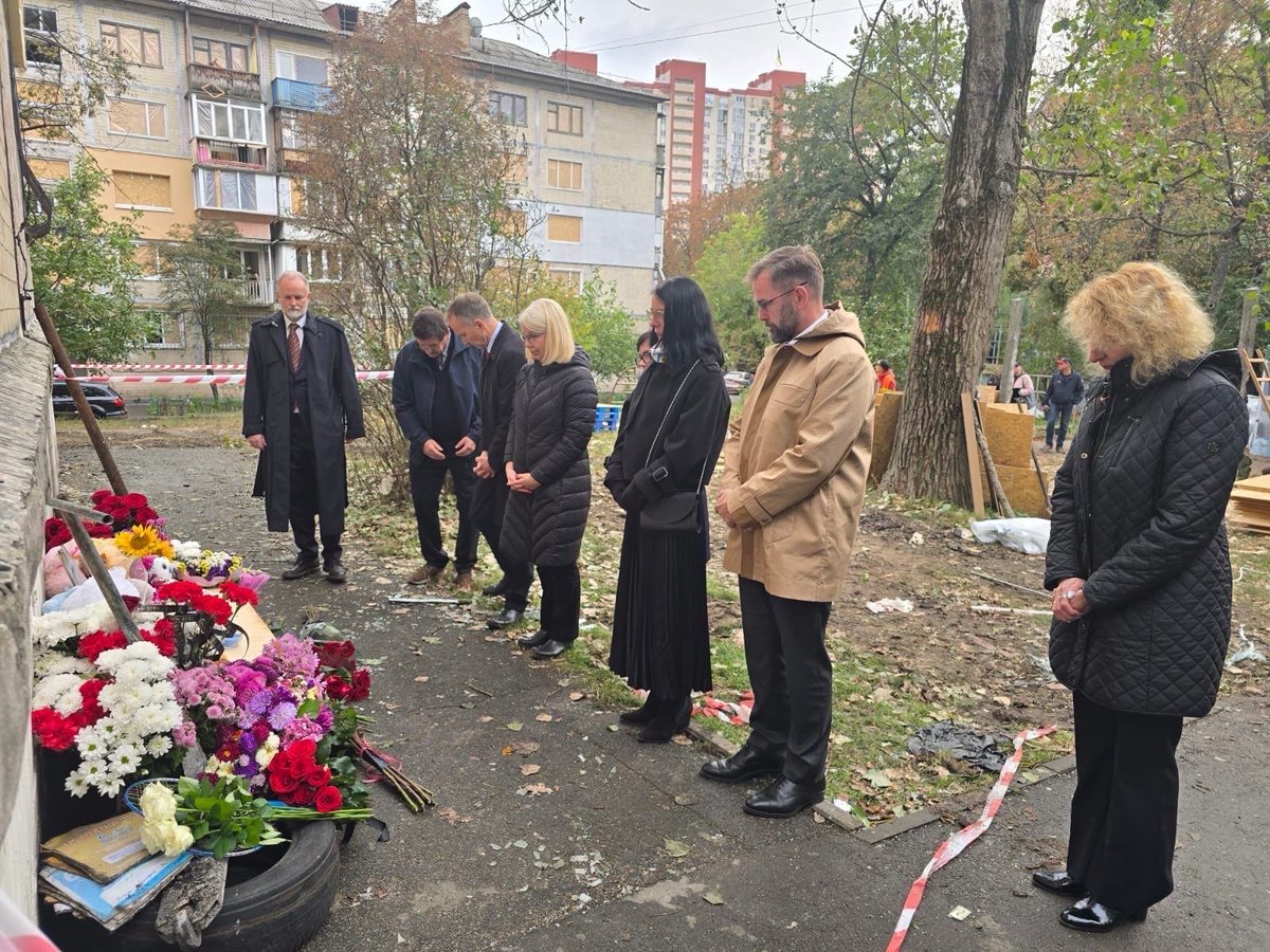 Наш🇸🇪 посол Мартін Оберґ разом з колегами з країн Північної Європи та Балтії вшанували пам'ять 12-річної Олександри Поліщук, яка стала черговою цивільною жертвою російської агресії. 

Бомбардування цивільного населення має припинитися. Винні будуть притягнуті до відповідальності.